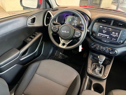 Used 2025 Kia Soul LX w/ LX Technology Package FWD image 32