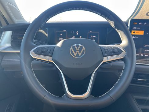 Certified 2025 Volkswagen Tiguan SE image 14