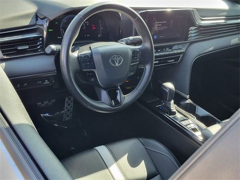 Used 2025 Toyota Camry SE image 3