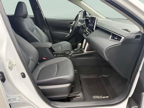 Used 2023 Toyota Corolla Cross XLE w/ Convenience Package image 13