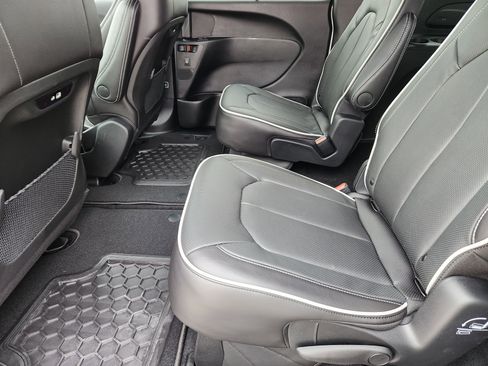 New 2026 Chrysler Pacifica Limited w/ S Appearance Package FWD image 21