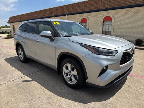 Used 2024 Toyota Highlander LE AWD/4WD image 8