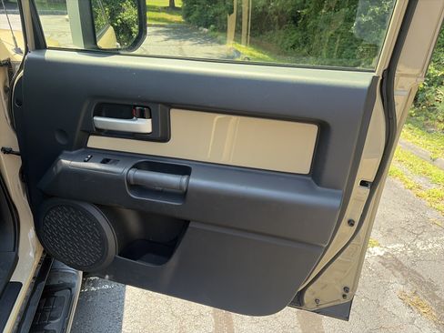 Used 2014 Toyota FJ Cruiser 4WD w/ Upgrade Package image 24