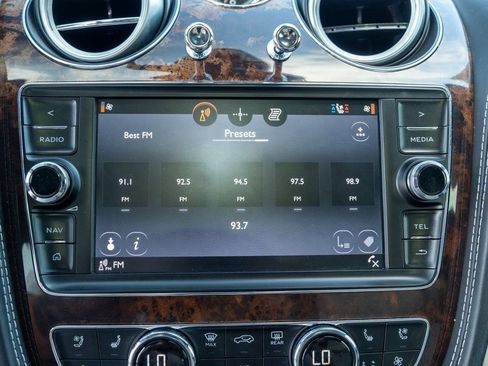 Used 2018 Bentley Bentayga Activity image 25
