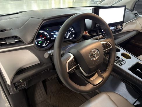 Used 2025 Toyota Sienna XLE FWD image 7