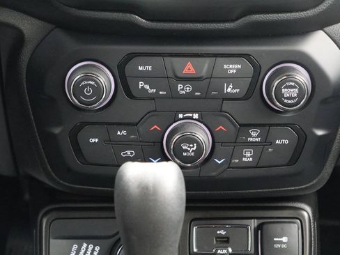 Used 2021 Jeep Renegade Latitude w/ Luxury Group II AWD/4WD image 21