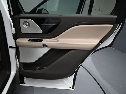 Used 2020 Lincoln Aviator Reserve w/ Equipment Group 202A image 14