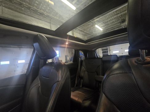 Used 2019 Jeep Cherokee Limited w/ Luxury Group image 16