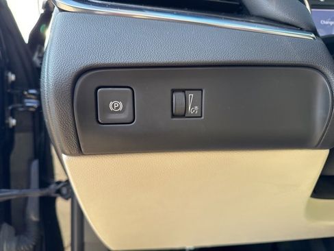 Used 2023 Buick Enclave Essence image 13