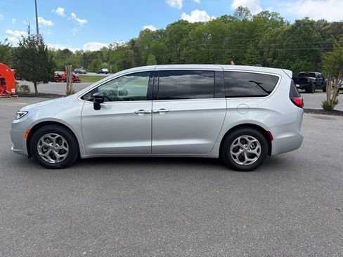 Used 2024 Chrysler Pacifica Limited FWD image 30