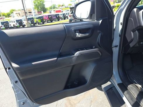 Used 2018 Toyota Tacoma TRD Sport AWD/4WD image 11