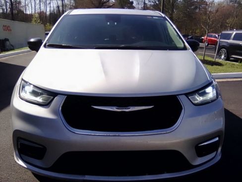 Used 2024 Chrysler Pacifica Touring-L image 13