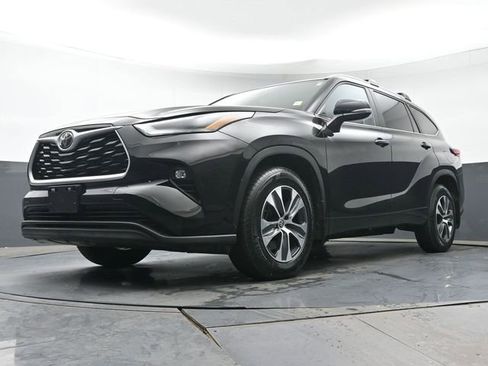 Used 2023 Toyota Highlander XLE AWD/4WD image 28