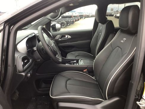 New 2026 Chrysler Pacifica Limited w/ S Appearance Package image 12