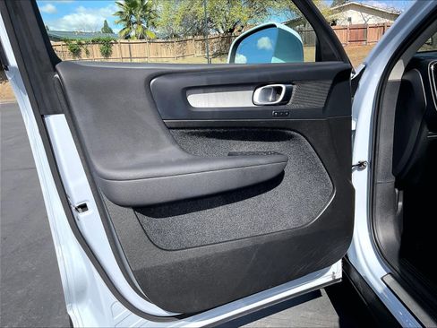 Used 2025 Volvo XC40 B5 Plus image 26