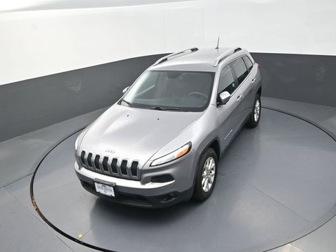 Used 2018 Jeep Cherokee Latitude w/ Safety Group image 16
