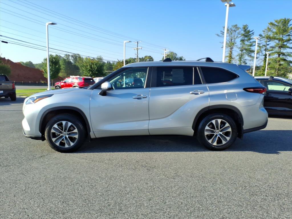 Used 2024 Toyota Highlander XLE AWD/4WD image 13