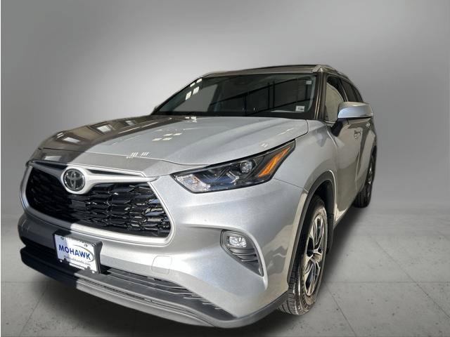 Used 2022 Toyota Highlander XLE AWD/4WD image 1