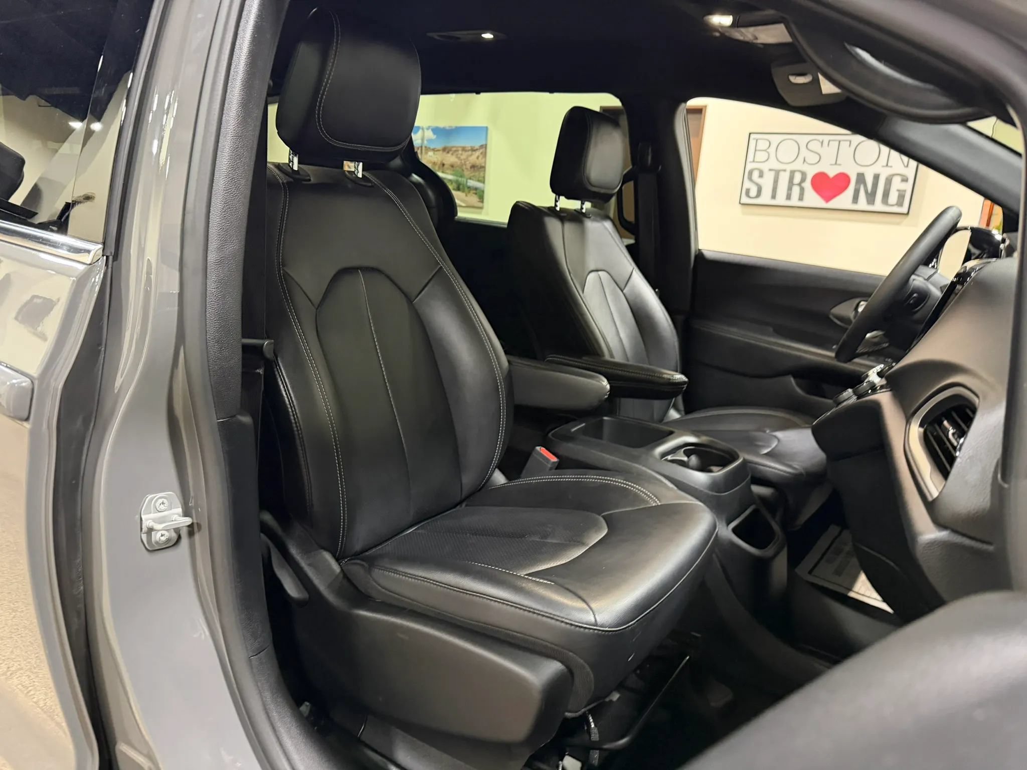 Used 2025 Chrysler Pacifica Select FWD image 34