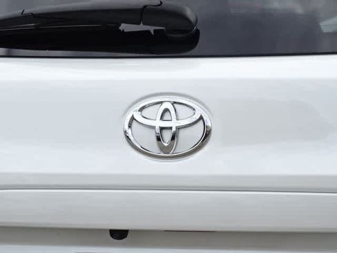 Used 2025 Toyota Corolla Cross XLE FWD image 8