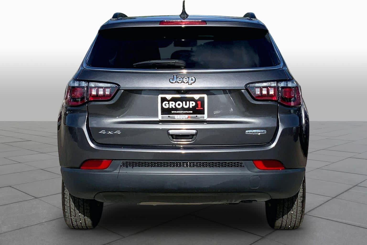 Used 2022 Jeep Compass Latitude w/ Sun and Sound Group AWD/4WD image 5