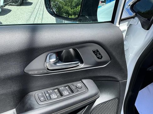 Used 2025 Chrysler Pacifica Select FWD image 12
