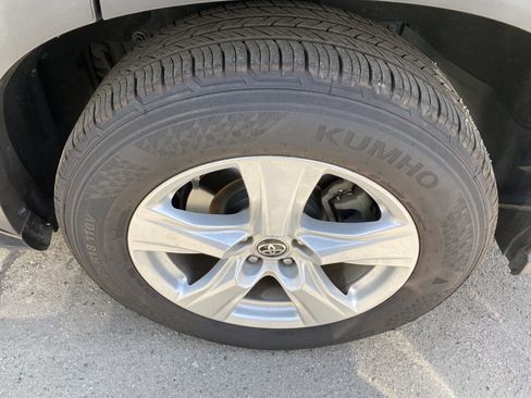 Used 2021 Toyota Highlander LE FWD image 11