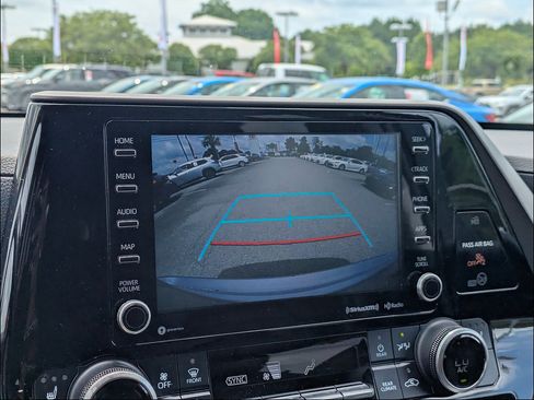 Used 2022 Toyota Highlander XLE FWD image 19