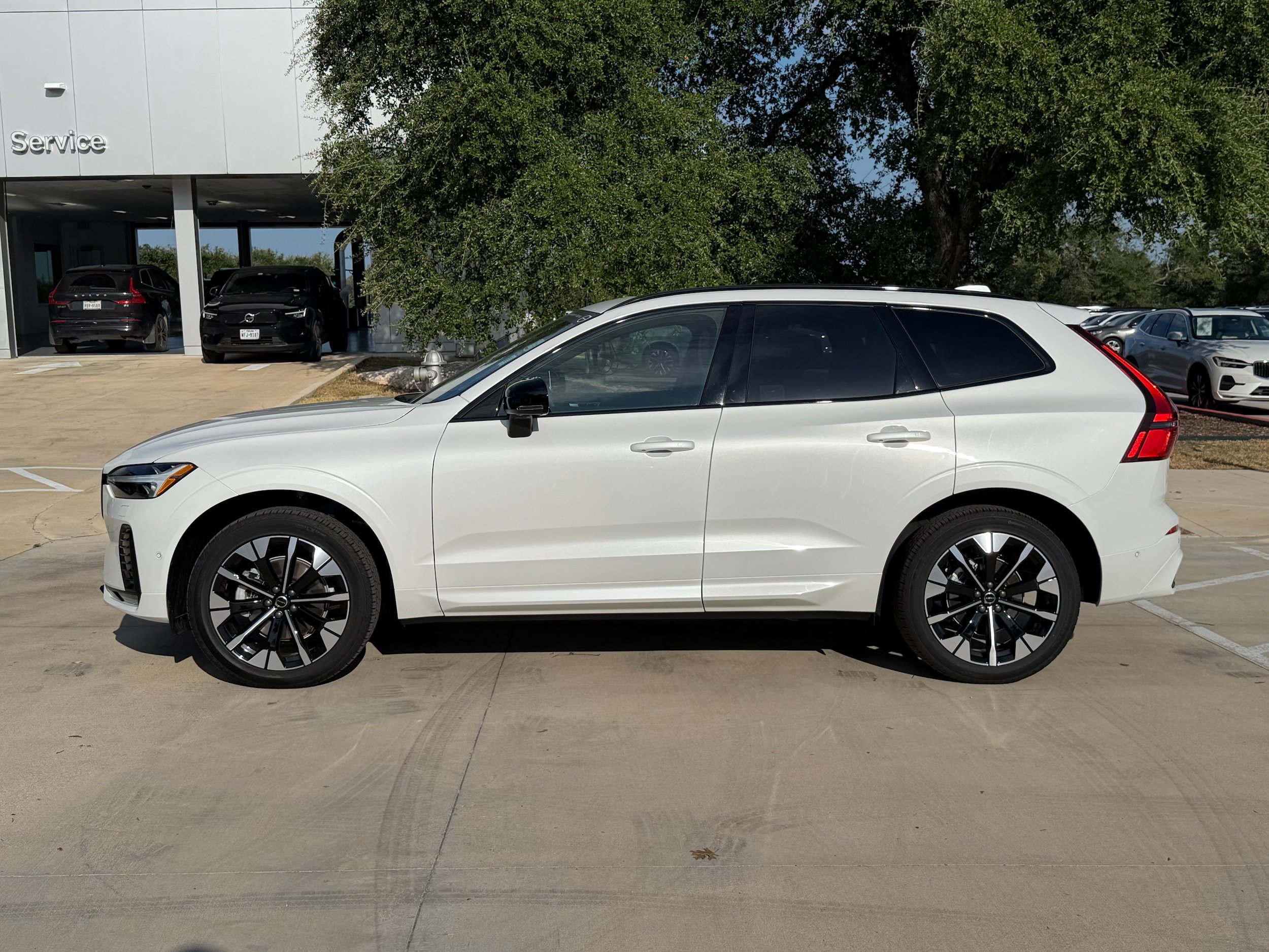 Certified 2026 Volvo XC60 B5 Plus w/ Climate Package PRO AWD/4WD image 3