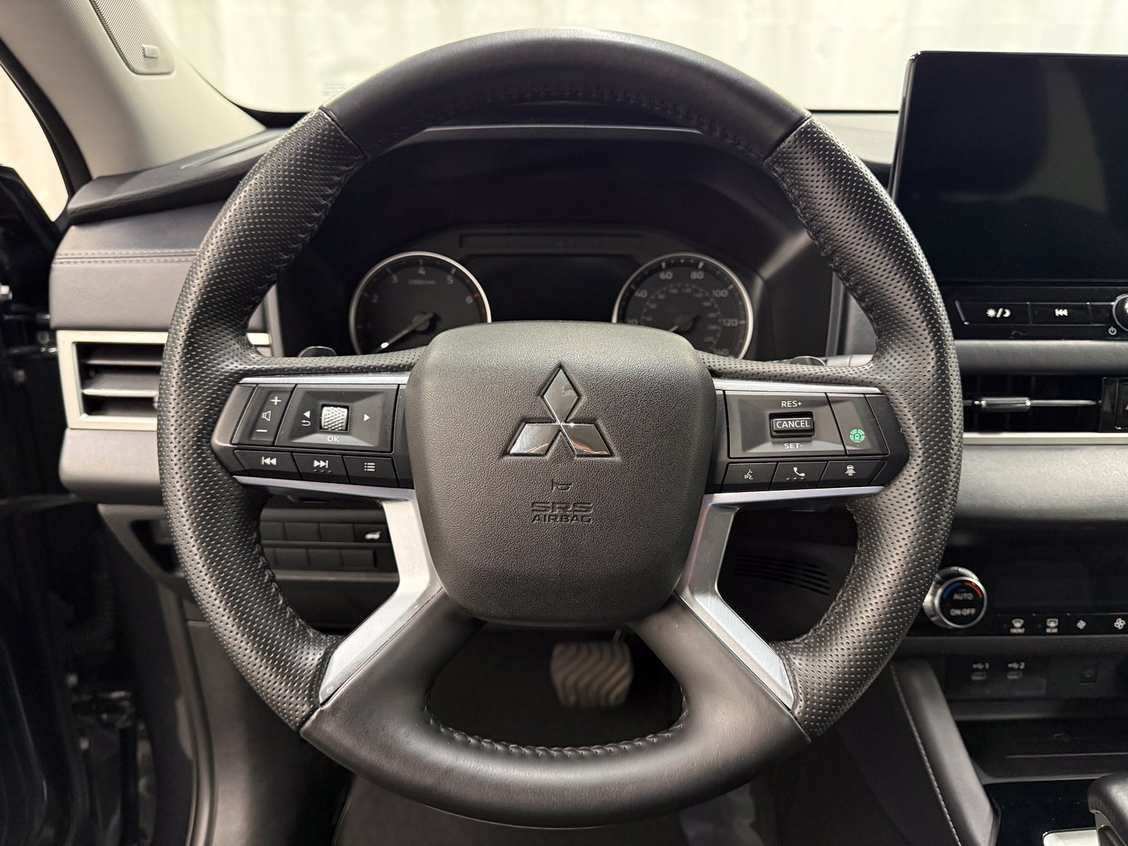 Used 2025 Mitsubishi Outlander SE AWD/4WD image 12