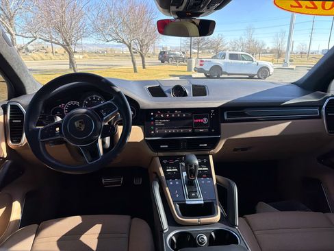 Used 2022 Porsche Cayenne S Platinum image 18