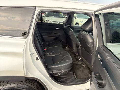 Used 2023 Toyota Highlander XLE FWD image 29