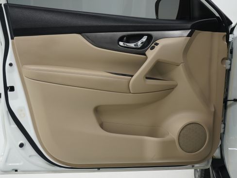 Used 2016 Nissan Rogue SV FWD image 14