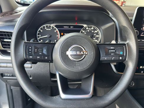 Used 2022 Nissan Rogue SV image 17