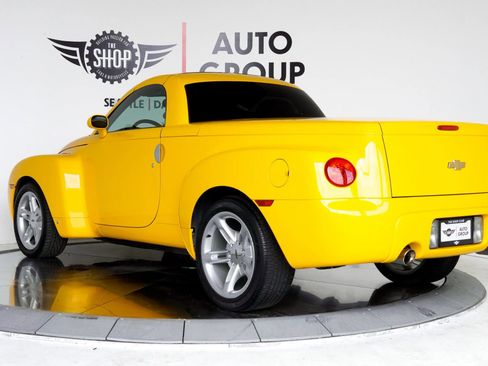 Used 2006 Chevrolet SSR w/ Preferred Equipment Group RWD image 6