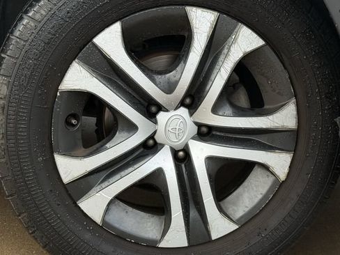 Used 2018 Toyota RAV4 LE FWD image 10