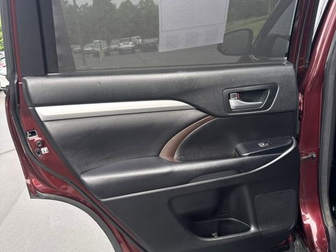 Used 2018 Toyota Highlander XLE FWD image 12