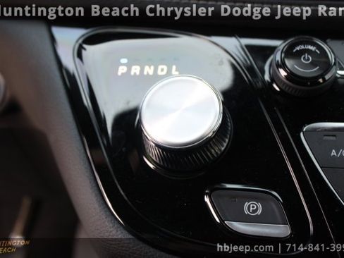 Used 2026 Chrysler Pacifica Select image 25