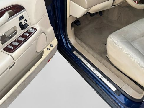Used 2010 Lincoln Town Car Signature Limited RWD image 11