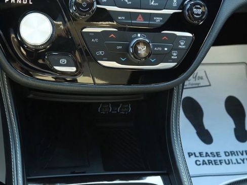 Used 2025 Chrysler Pacifica Limited FWD image 26