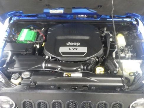 Used 2016 Jeep Wrangler Unlimited Sahara w/ Connectivity Group image 10