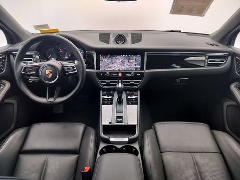Certified 2025 Porsche Macan AWD/4WD image 8