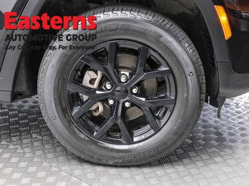 Used 2025 Jeep Grand Cherokee Altitude AWD/4WD image 32