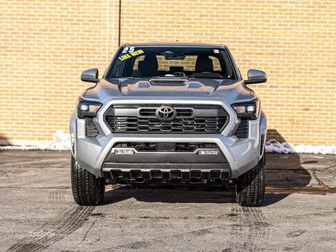 Used 2025 Toyota Tacoma TRD Sport image 2