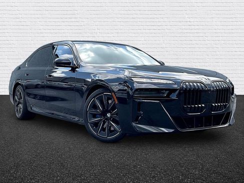 Used 2023 BMW 760i xDrive w/ Executive Package AWD/4WD image 3
