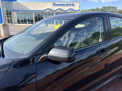 Used 2017 Honda HR-V LX image 5