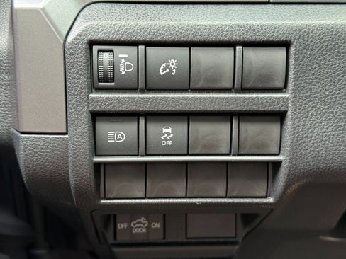 Used 2025 Toyota Tacoma SR5 AWD/4WD image 17