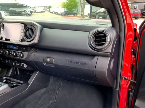 Used 2022 Toyota Tacoma TRD Off-Road AWD/4WD image 19