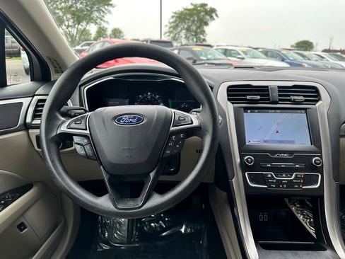 Used 2019 Ford Fusion SE image 3
