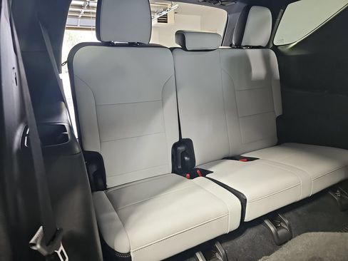 Used 2025 Chevrolet Traverse High Country AWD/4WD image 15